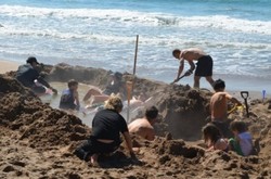 Ajaib! Bisa Buat Kolam Air Panas di Pantai Ini