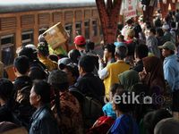 Arus Mudik di Stasiun Senen Masih Ramai