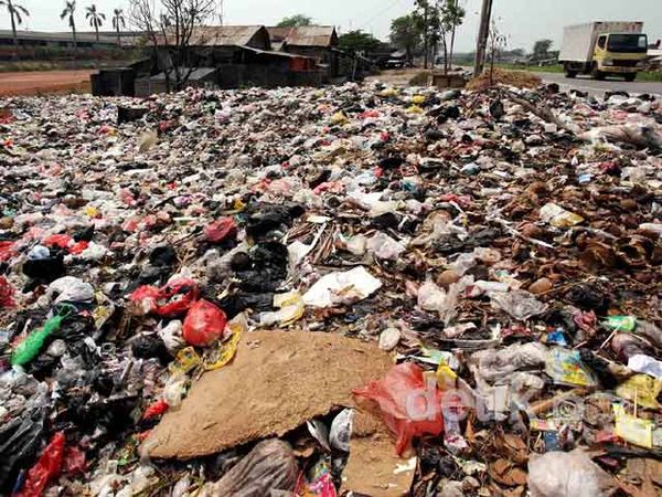 Sampah Menumpuk di Cikarang
