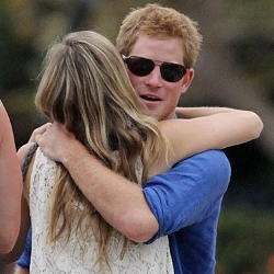 Pasca Foto Bugil Beredar, Harry Pelukan dengan Cewek Misterius