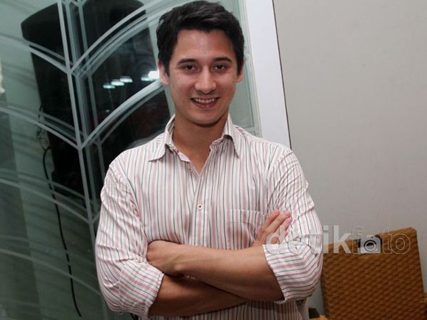 Nino Fernandez Bergaya Casual