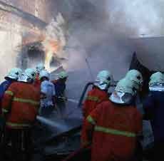 Gudang Rongsokan Terbakar, 1 Unit Mobil Ikut Terpanggang