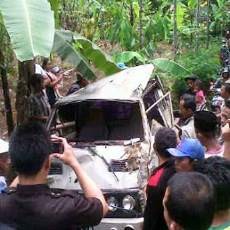 Pickup Terguling Saat Antar Pentakziah, 2 Orang Tewas, 17 Luka