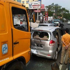 Diduga Rem Blong, Truk Sampah Seruduk Mobil Pemudik di Jalan Pasteur