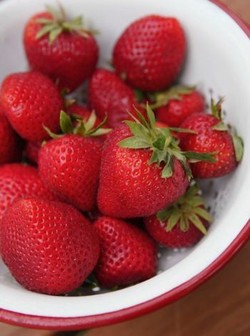 Strawberry dan Teh Hijau Ampuh Gempur Lemak Usai Lebaran