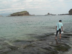 berjalan diatas pantai