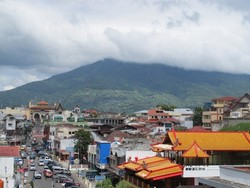 Cantiknya Bukittinggi dari Atas Jembatan Limpapeh