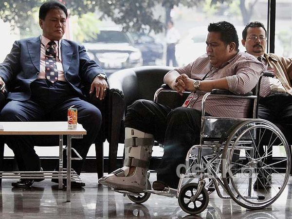 Naik Kursi Roda, Dendy Penuhi Panggilan KPK