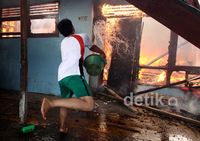 4 Rumah di Jl Bangka Hangus Terbakar
