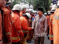 Foke Beri Motivasi ke Pemadam Kebakaran