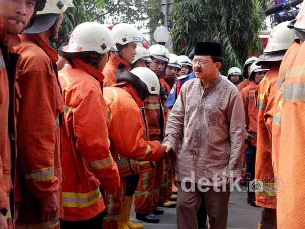 Foke Beri Motivasi ke Pemadam Kebakaran