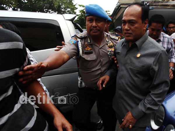 Diperiksa 7 Jam, Djoko Susilo Enggan Komentar Diperiksa 7 Jam, Djoko Susilo Enggan Komentar