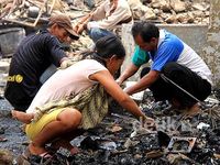 Warga Mencari Harta Benda Sisa Kebakaran