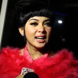 Ditanya Soal Foto Merokok, Syahrini Menghindar