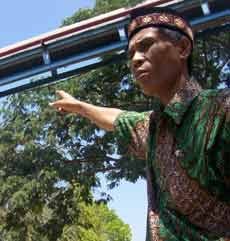 Warga Manfaatkan Pipa Tray Salurkan Air Pemadam Kebakaran