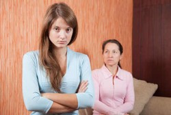 Persaingan Menantu vs Mertua, Bikin Wanita Cepat Menopause