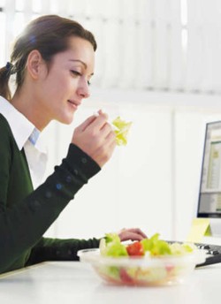 Mau Ngemil di Kantor? Camilan Sehat Ini Tak Bikin Berat Badan Naik