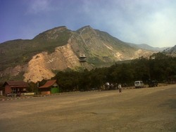 Gunung Papandayan Masih Terbakar, Wisatawan Sepi.