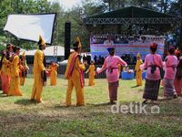 Tarian Daerah Ramaikan HUT Tapanuli Tengah
