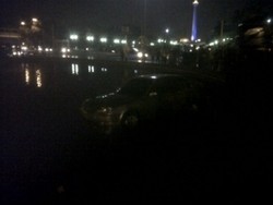 Duh! Sedan Hyundai Nyebur di Bundaran Patung Kuda Monas