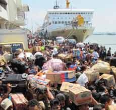 Arus Balik di Pelabuhan Tanjung Perak Padat