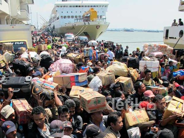 Arus Balik di Pelabuhan Tanjung Perak Padat