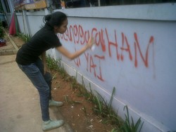 Protes Rekannya Ditangkap, Mahasiswa YAI Lempar Celana Dalam ke Kampusnya