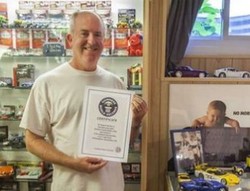 Pria Ini Kumpulkan 2.200 Memorabilia Chevrolet!