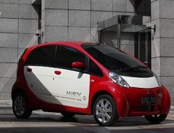 Menjajal Mobil Listrik Berpelat Hitam Pertama di Indonesia