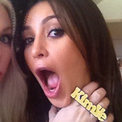 Kim Kardashian Pamer Cincin KimYe