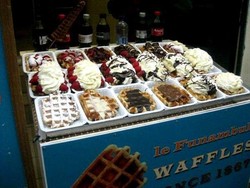 Yummy! Lezatnya Waffle di Dekat Si Bocah Pipis
