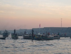 Sambut Pagi Sambil Bergoyang di Atas Perahu Pasar Terapung
