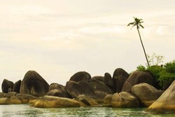 Tersihir Batu-batu Raksasa di Pantai Tanjung Tinggi