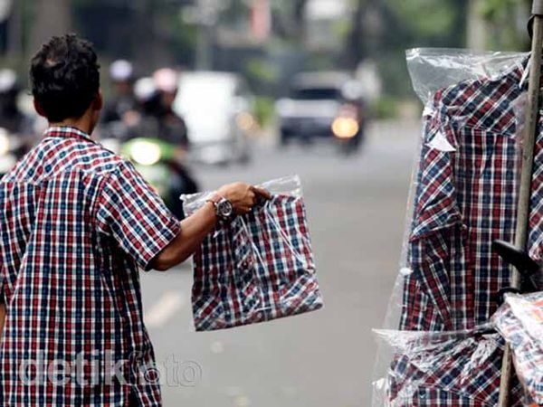 Marak Penjualan Baju Kotak-kotak Jokowi di Jakarta