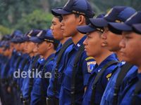 Personel Pemadam Kebakaran Latih Kemampuan