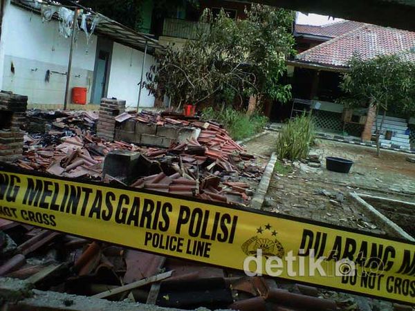 Pesantren di Depok Dirusak Massa Pesantren di Depok Dirusak Massa