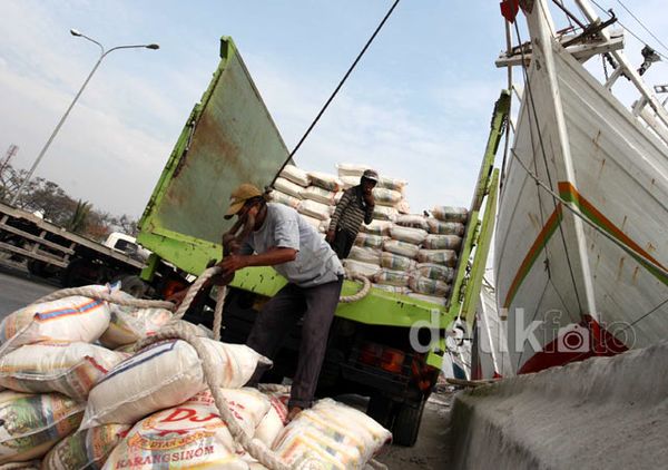 Aktivitas Bongkar Muat di Sunda Kelapa Masih Sepi
