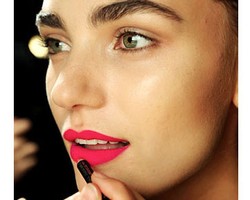 Tips Aplikasi Lipstik Matte Agar Bibir Tidak Tampak Kering