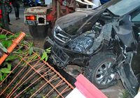Hindari Carry, Innova Seruduk Pagar