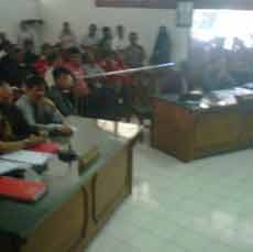 Ratusan Pendukung Eddy Rumpoko Hadiri Sidang Gugatan Putusan KPUD Batu