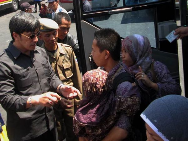 Dicek KTP-nya, Sejumlah Penumpang Kaget