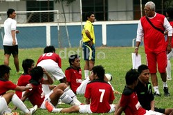 Pelatih dari Kalimantan Timur Rudy William Keltjes (kanan) memberikan pengarahan kepada para pemain.