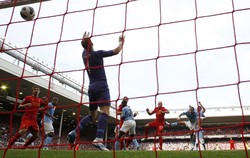 Martin Skrtel membawa Liverpool memimpin lebih dulu pada menit 34. REUTERS/Phil Noble.