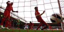 Di pertengahan paruh kedua, tepatnya menit 63, Yaya Toure berhasil membuat City menyamakan skor. REUTERS/Phil Noble.