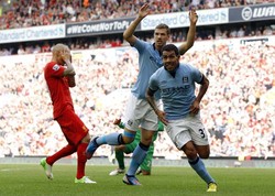 Sepuluh menit sebelum bubaran, sebuah kesalahan dari Skrtel berbuah fatal karena Carlos Tevez berhasil menjebol gawang Liverpool untuk menyamakan skor. REUTERS/Phil Noble.