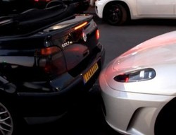 Duh, Susah Parkir Kakek Ini Tabrak Ferrari 4 Kali!