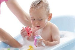 Ini Alasannya Tak Boleh Memandikan Bayi Pakai Air Dingin