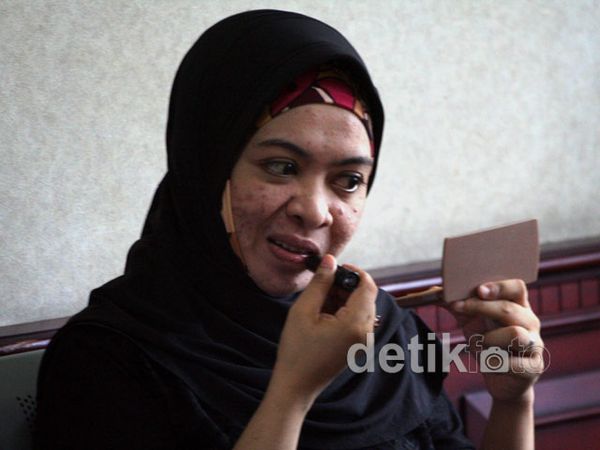 Tengah Disidang, Wa Ode Sempatkan Bergincu