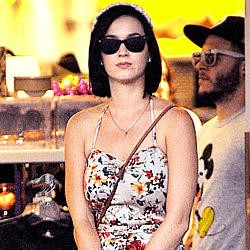 Jadi Single Lagi, Katy Perry Berlibur ke Disneyland