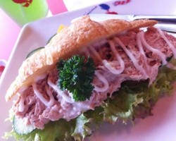 Melacak Gurih Renyah Sepotong Croissant Tuna Sandwich